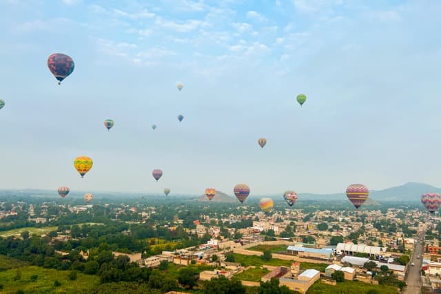 Hot air ballooning above Teotihuacan (2024)